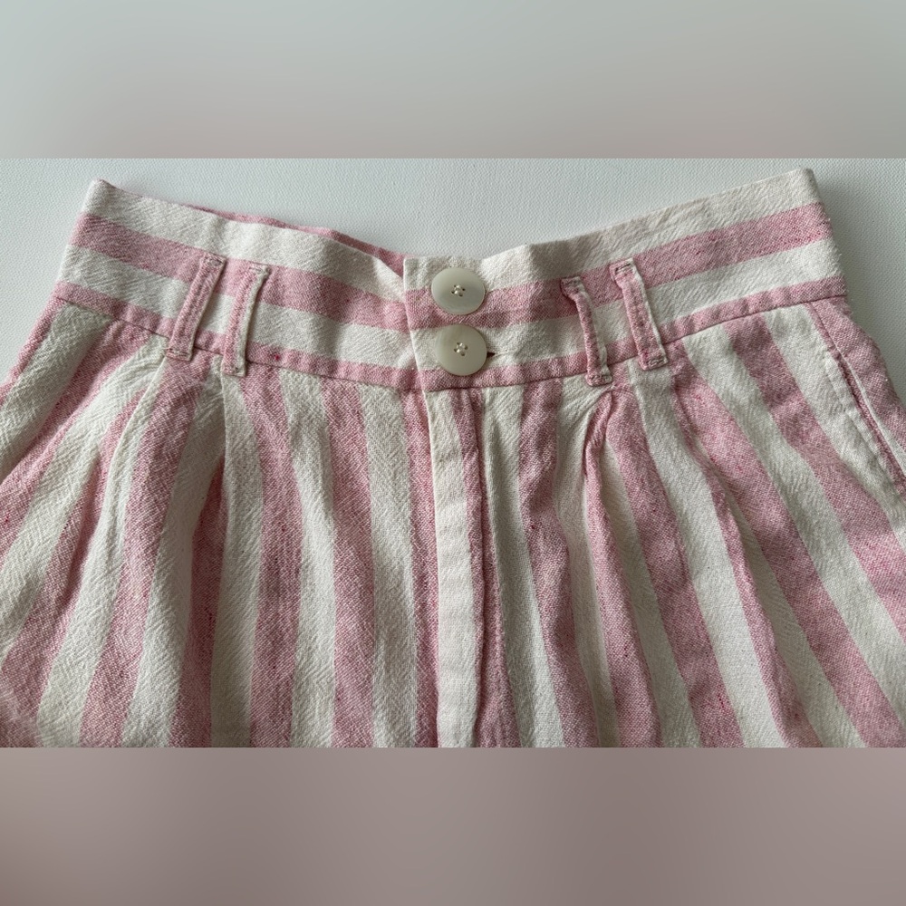 Zara TRF women short.  Although the size shows M, its measurement is for an S. - Picture 3 of 4